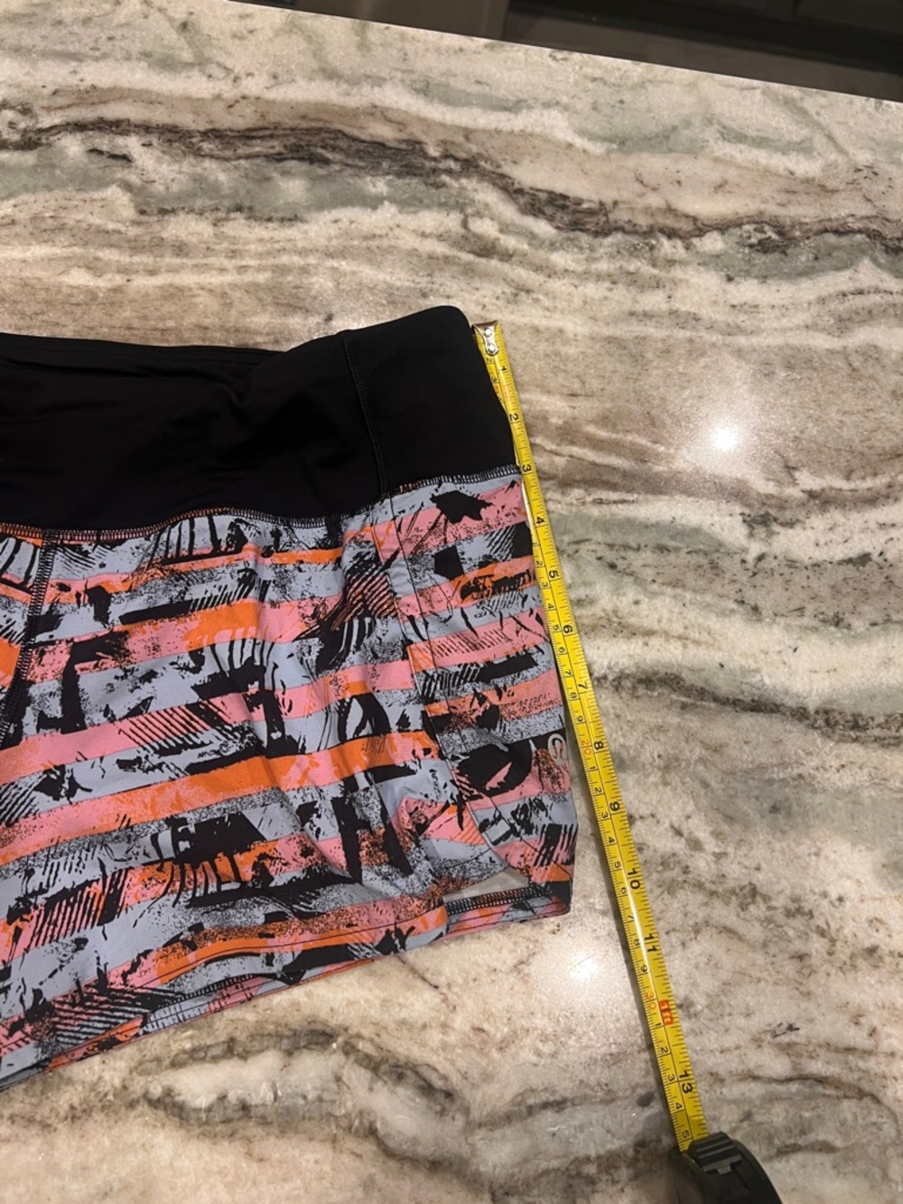 RARE lululemon athletica Hotty Hot shorts ll *Long 4” LIKE NEW Sz 4 - Picture 5 of 8